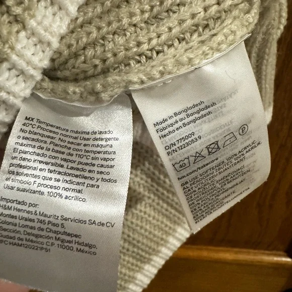 🥰NWT H&M Divided Cropped Oversized Sweater Vest with white trim. - Picture 6 of 7